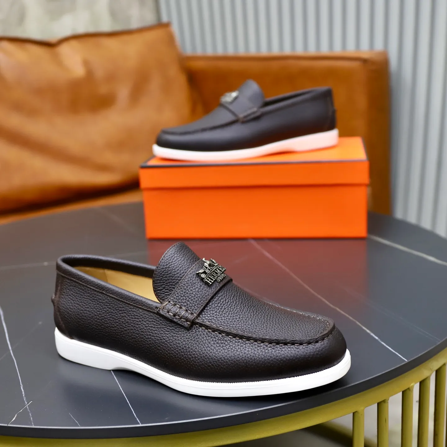 Ex-factory price: 560💰Hermès/Hermès slip-on men's shoes. This shoe is made of imported pebbled cowhide. It has simple and smooth lines and is combined with aerodynamically designed 3CM rubber foam ultra-light soles! Youthful and fashionable, classic H-shaped hardware buckle decoration, calf lining gently wraps the feet, with logo cowhide feet, casual and urban style, highlighting youthful vitality, sports and leisure version, super versatile, code number: 38-39-40-41-42-43-44 standard leather shoe size (45 can be customized but does not support returns)